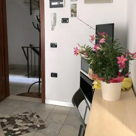 Casa Manuela Non Turisti Ma Ospiti Apartment *
